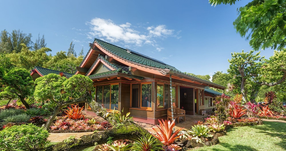 Sea Song in Kilauea With 4 Bedrooms and 6 Bathrooms