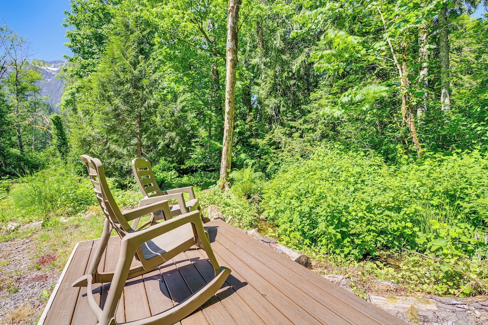 Deck, Hot Tub & Views: Sleek Getaway in Index!