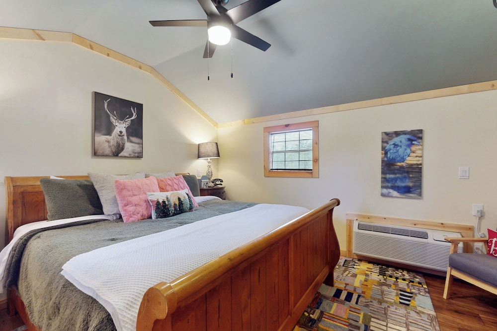 1BR Rustic Cabin w/ Kitchenette, Streaming & Wifi