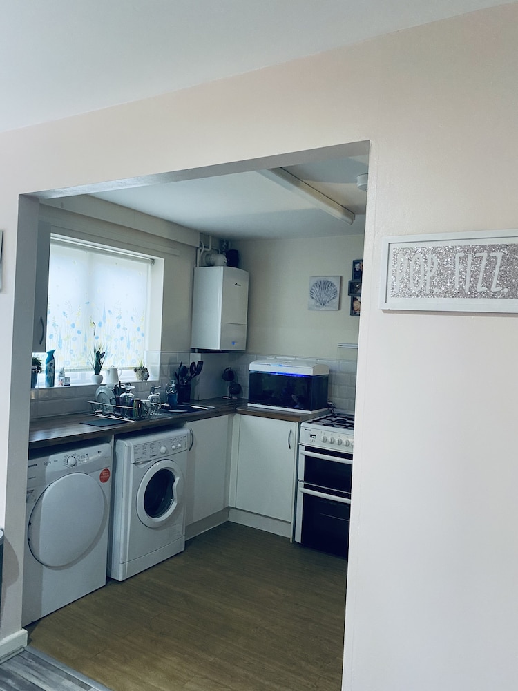Beautiful House Minutes Away From Liverpool Airport With Huge Garden view 2