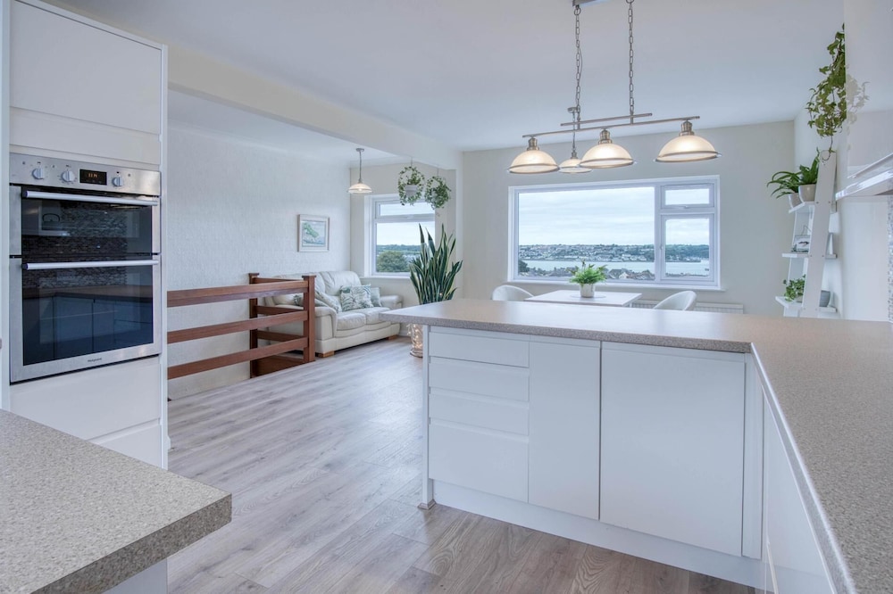 Longview - 4 Bedroom Holiday Home - Pembroke Dock