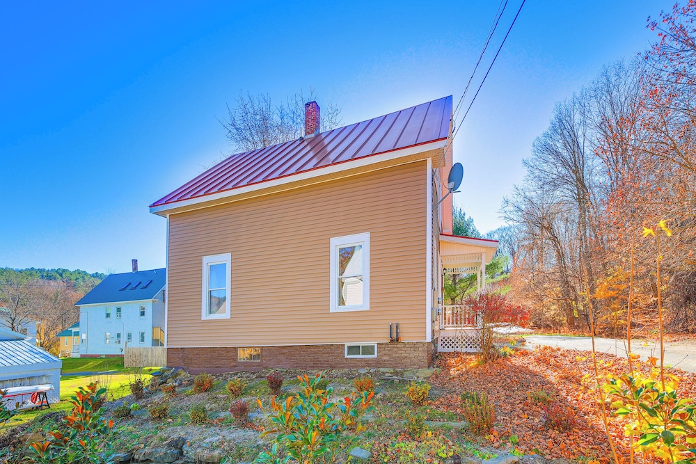 18 Mi to Skiing: Colorful Home in Springfield!