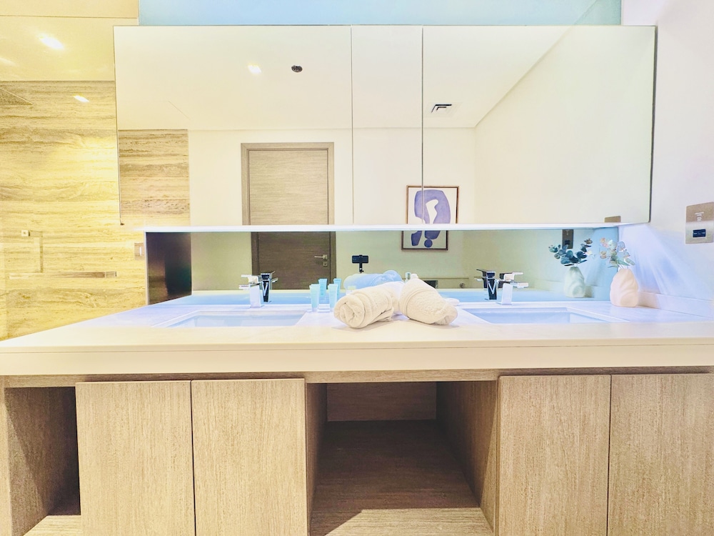 Venduras Chic 1BR Burj Views Sterling