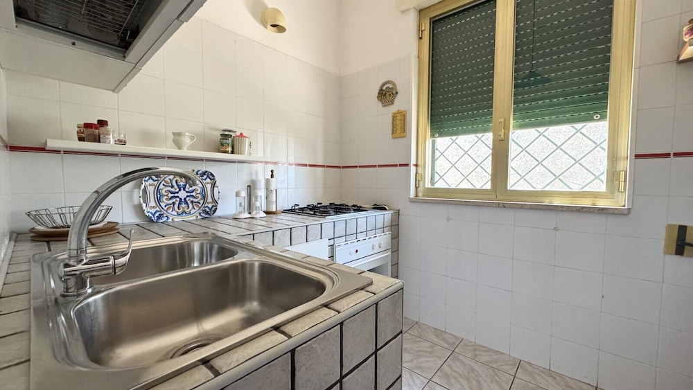 Villa Ulivo Sleeps 7 Garden Close to the sea