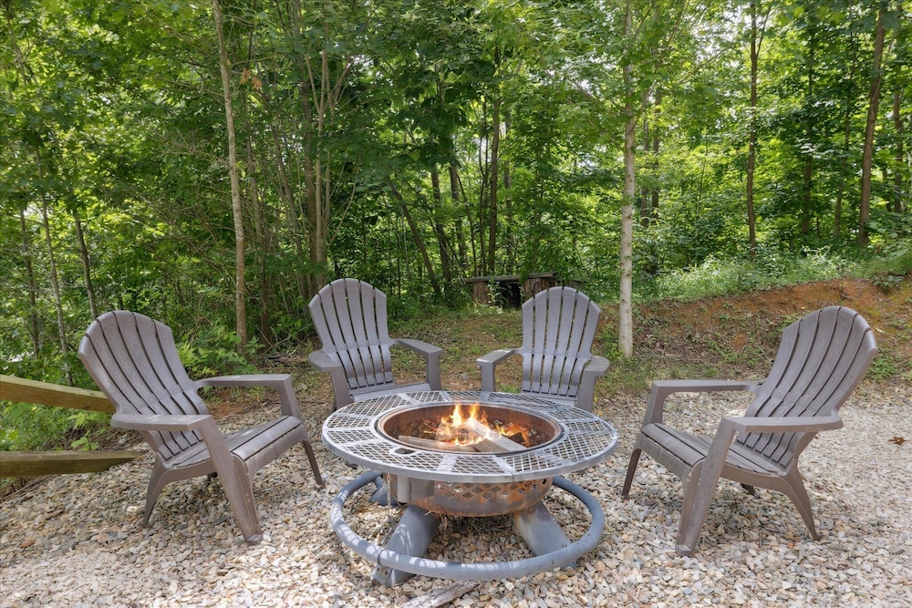 Gorgeous Cabin w Hot Tub Firepit Gameroom