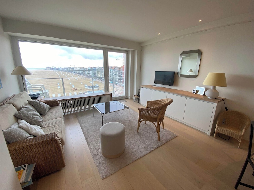Sea View Stay for 6 Guests