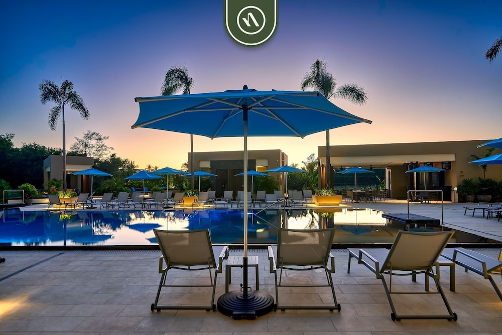Luxury 2 BR Condo Near Golf Courses and Marina