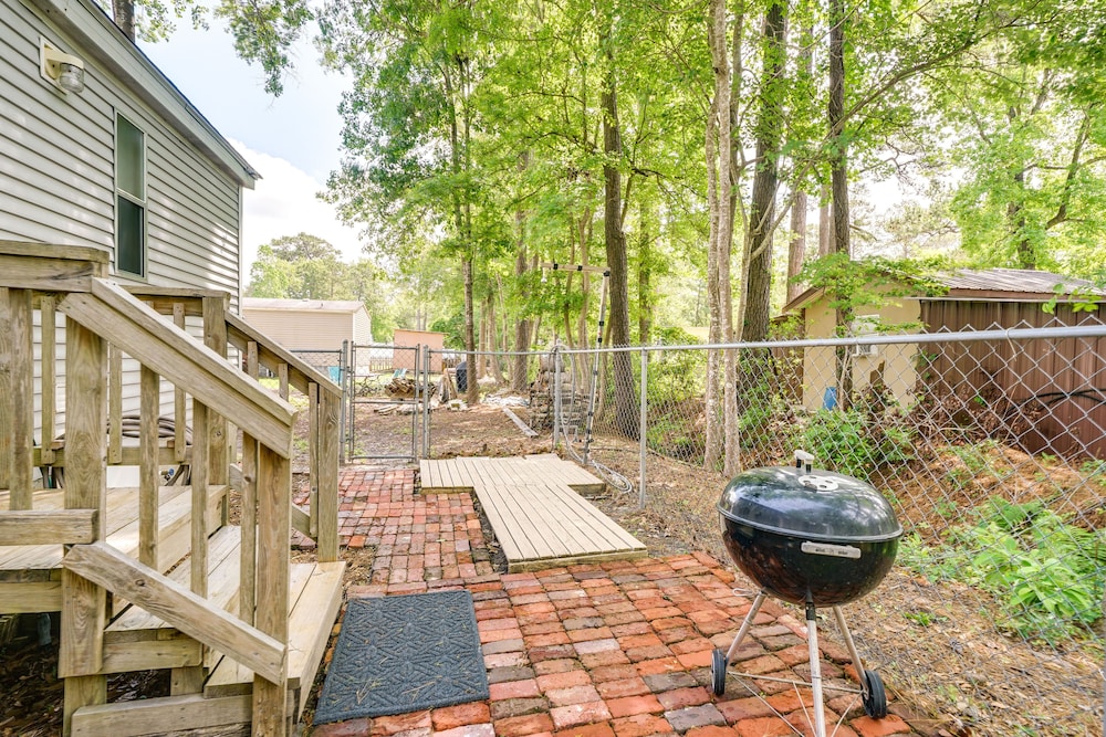 Cozy Supply Vacation Rental w/ Yard: 2 Mi to Beach view 3