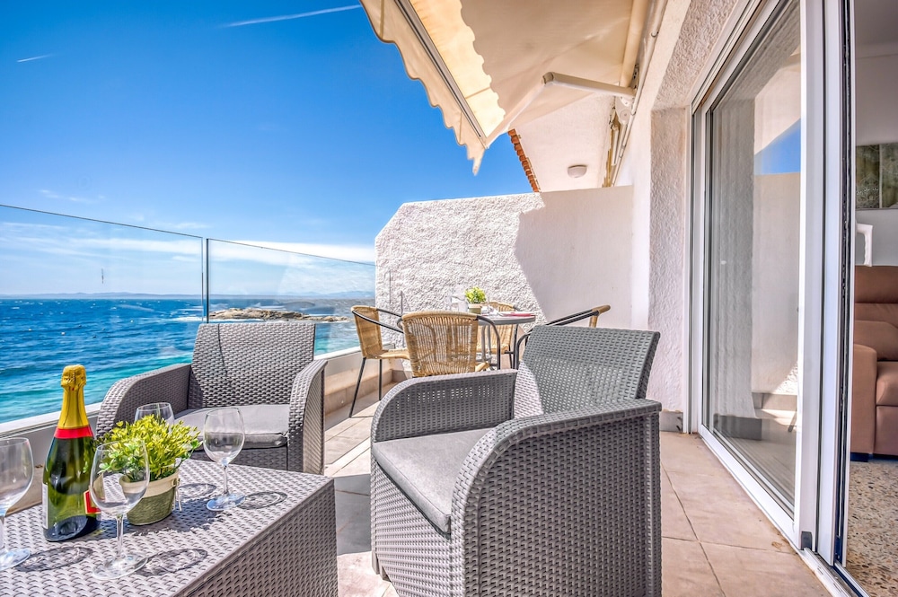 Beachfront Apartment in Platja Almadrava photo 5