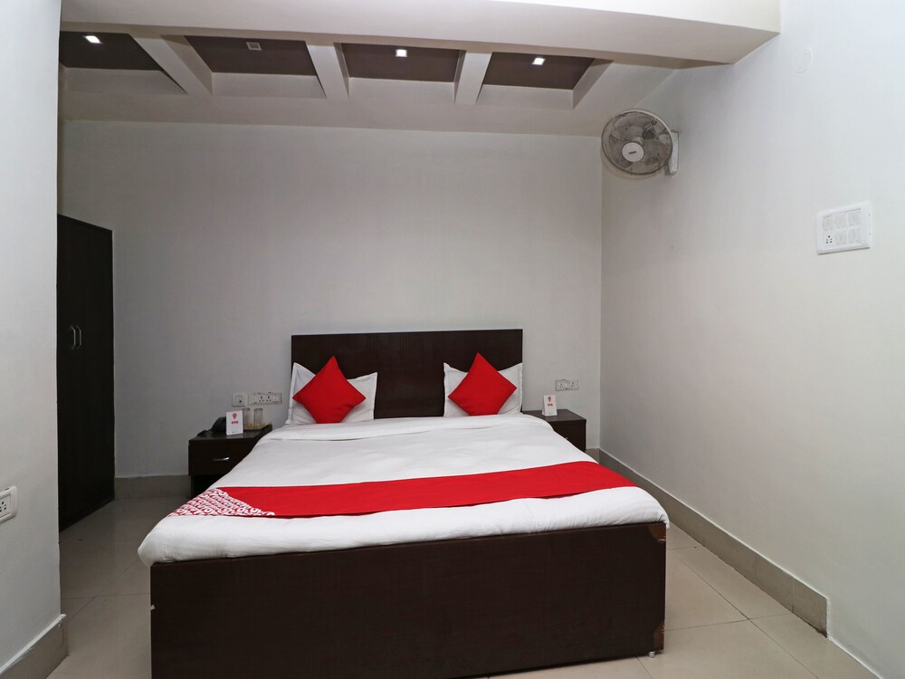 OYO 11722 Crystal Guest House