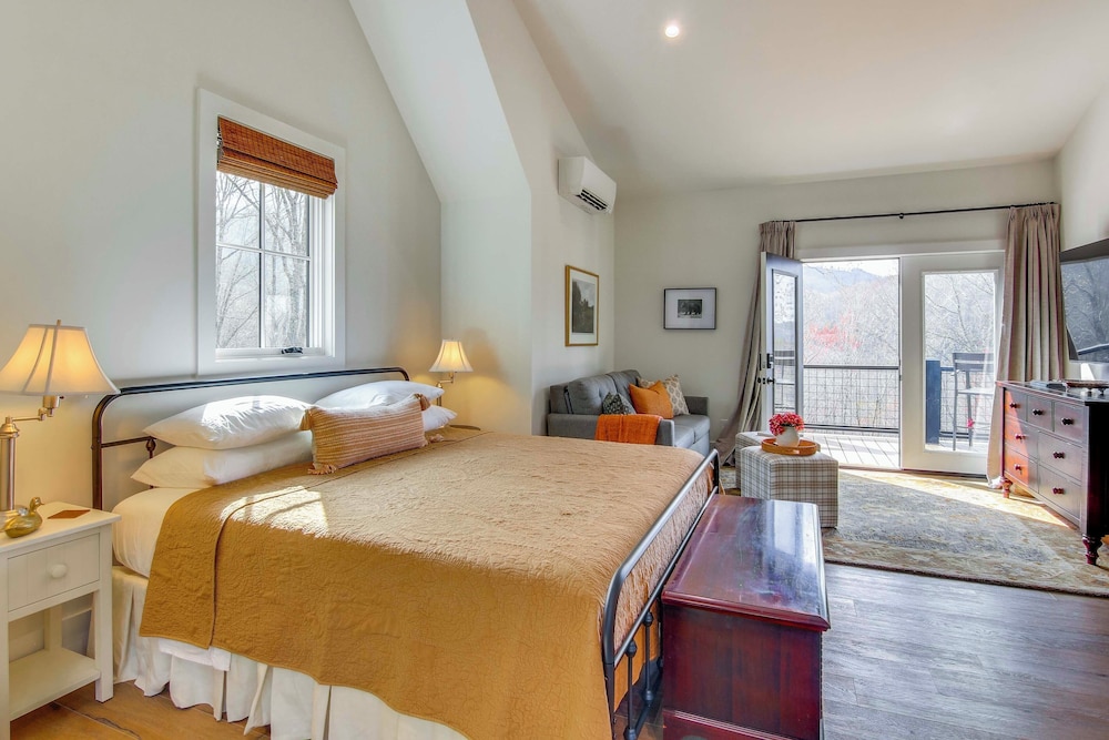 Modern Mountain-view Gem w/ Deck in Glenville