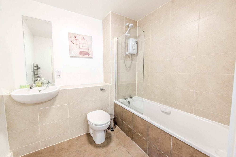 Modern 1kb, 1DB Apt - Salford Quays view 4