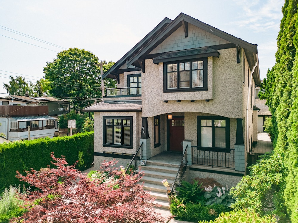 Elegant & Cozy Escape West Vancouver