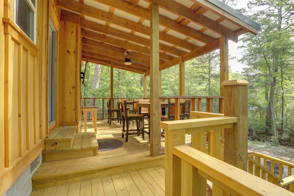 < 1 Mi to Devils Fork Recreation Area: Cozy Cabin!