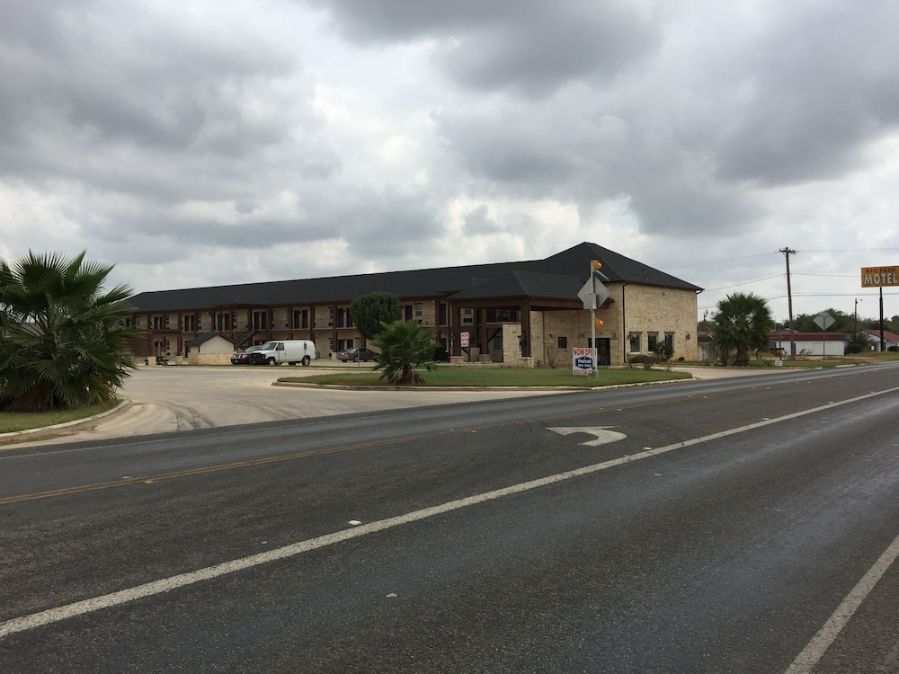 Pearsall Inn & Suites