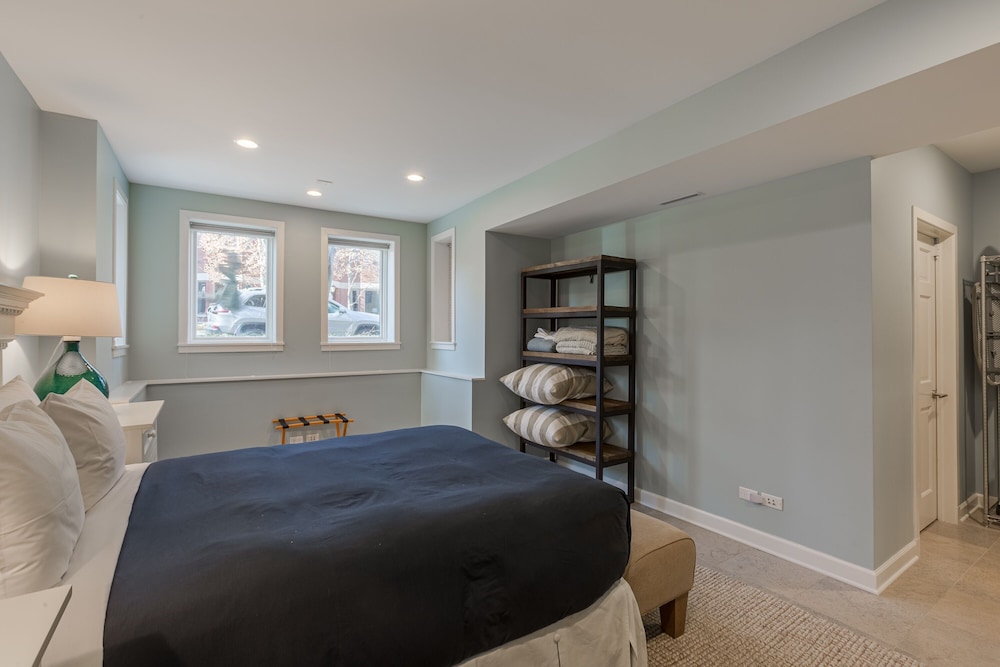 Perfect 1BR in Lincoln Park - Steps to DePaul! by AllSet Turnover photo 5