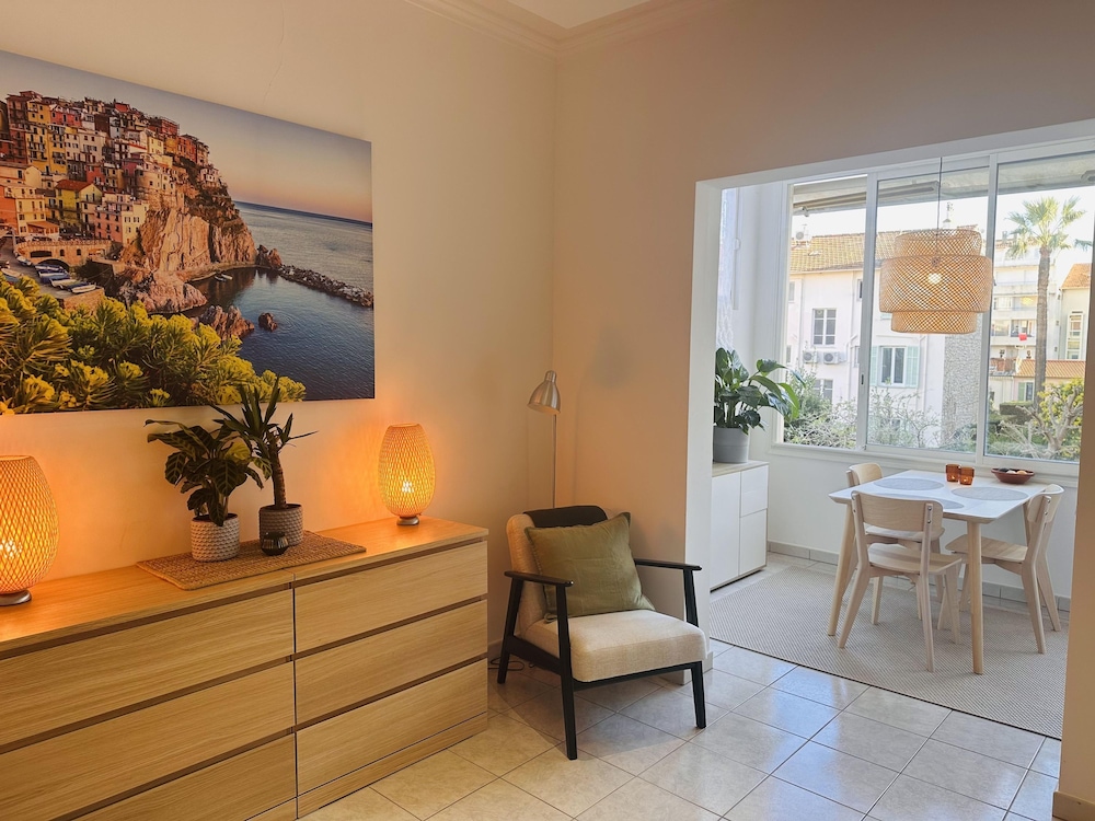 Bright one Bedroom Apartment in the Center of Cannes 13 Minutes Walk to the Palais des Festivals - 2290