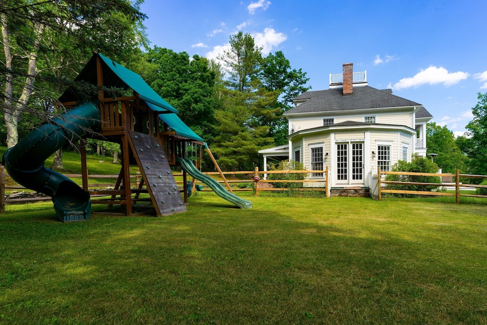Sunny Pond by Avantstay Secluded Estate w a Private Pond Gym Movie Theater