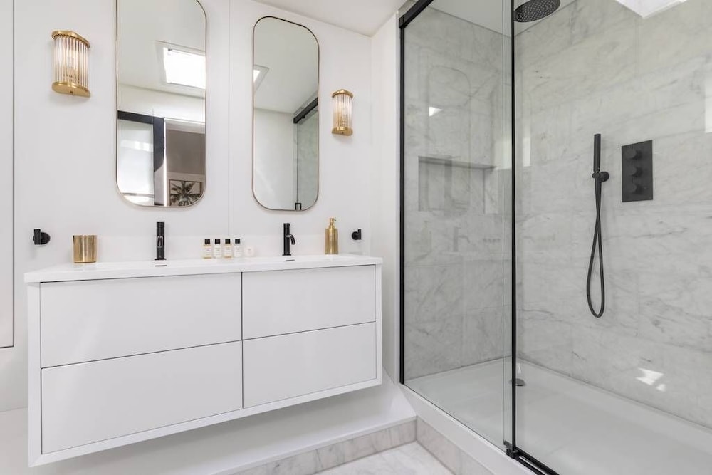 Cheyne Walk Houseboat by Onefinestay