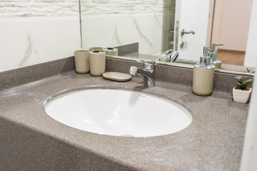 Dubai Marina - Stunning Huge 4 Bedroom Apts Near JBR - Gym - Pool - Parking by Sojo Stay