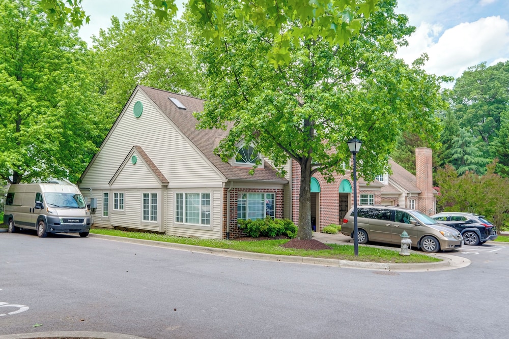 8 Mi to Dtwn Silver Spring: Convenient Condo