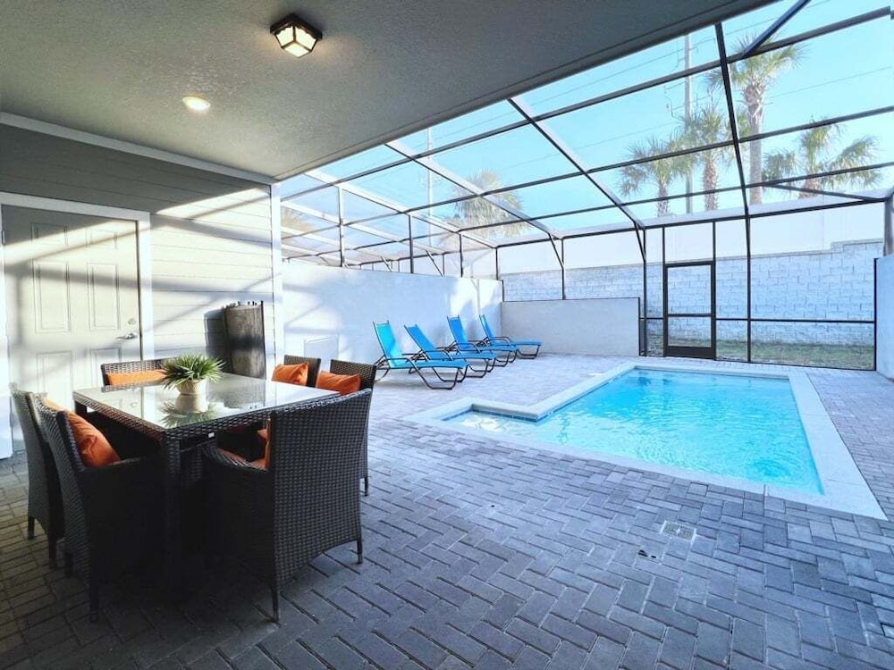Large 5 Bed Family Townhome With Splash Pool 5 Bedroom Townhouse
