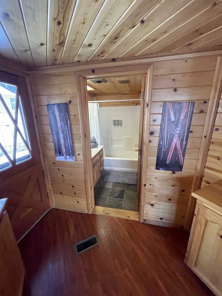 Discover Serenity Cozy Cabin With Mountain Views