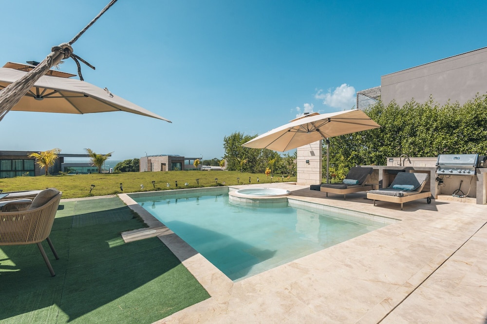 Bright Villa w Pool Outdoor Grill