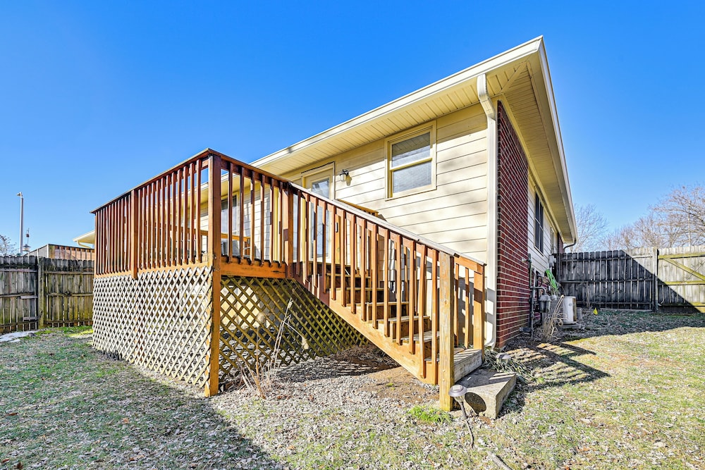 Family Home w/ Ping-pong & Fire Pit in Lexington