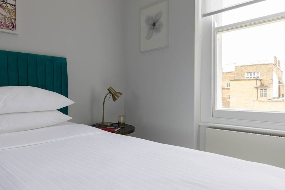 St Stephen's Gardens Viii by Onefinestay