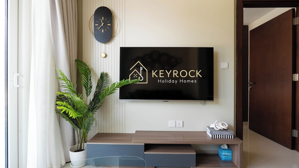 Keyrock Living - Lakeview Luxury Retreat