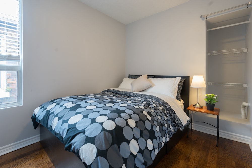 Applewood Suites - 4 BDRM King West-1