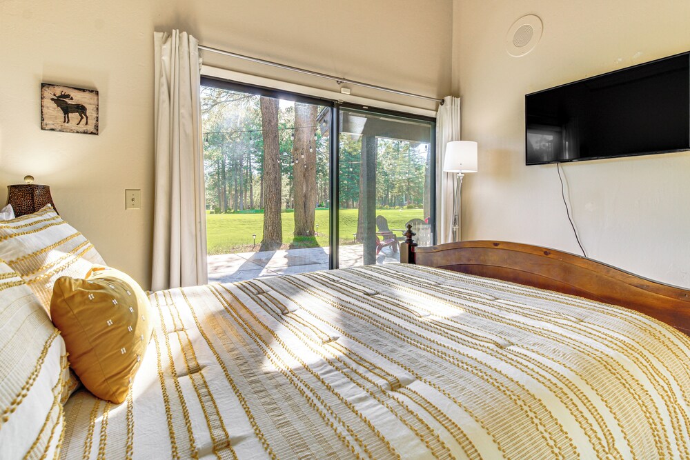 Golf Course Getaway & Hot Tub Haven in Pinetop!