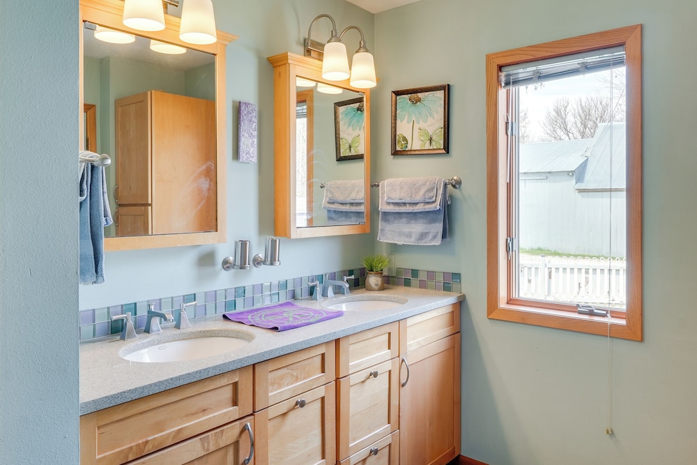 Tennis Court & Deck: Pet-friendly Charles City Gem