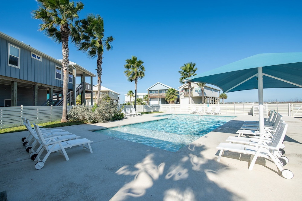 Sunrise Paradise - Pet Friendly! Community Pool!