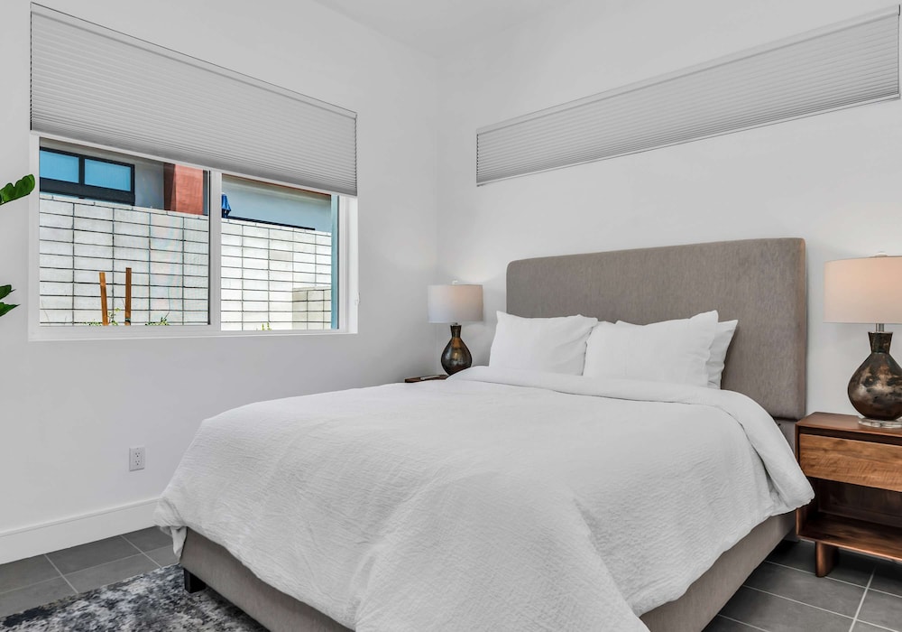 Modern Miralon - Sophisticated Retreat for Up To 5 w/ Resort Amenities