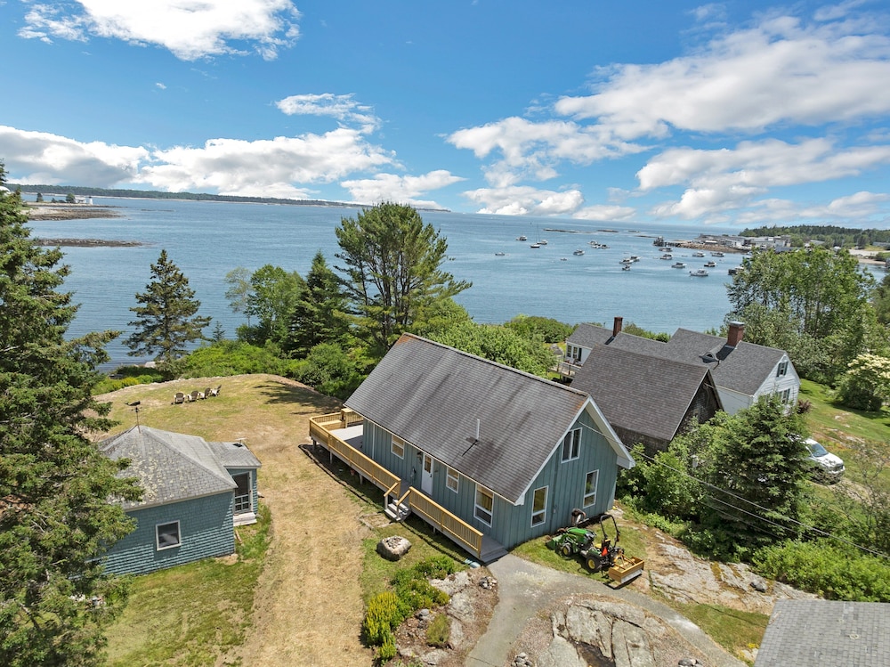 Waterfront Retreat With Stunning Views 3 Bedroom Home