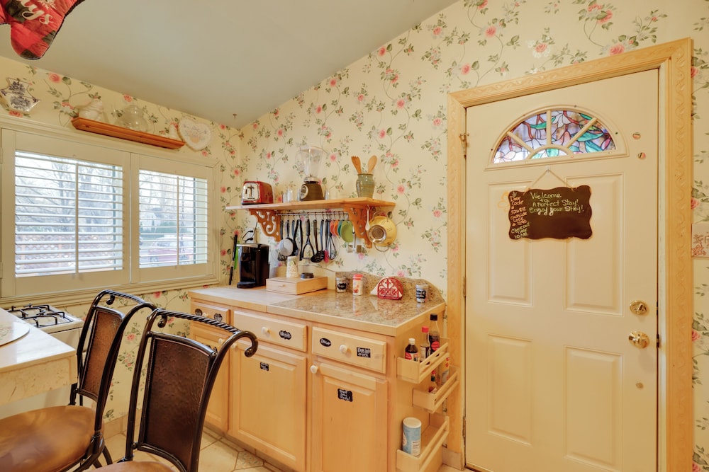 Close to Midtown! Cozy Reno 'river Cottage'
