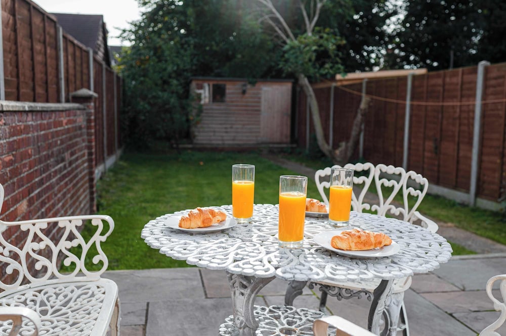 Host Stay Sherrington Road Abode