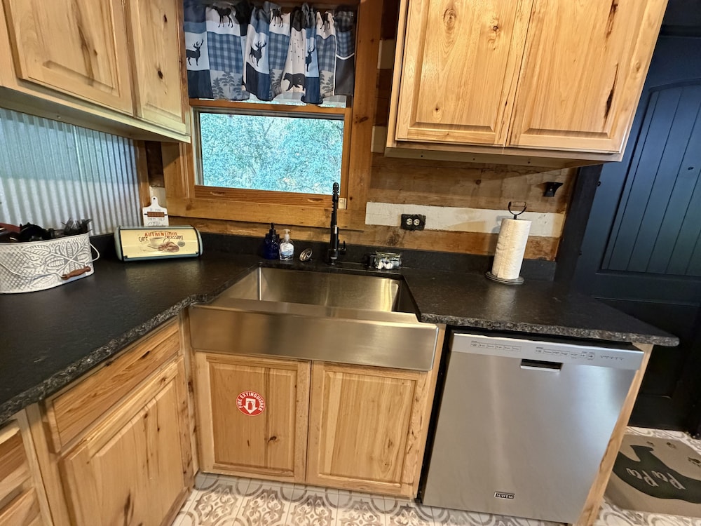 Boujee Bear Cabin With Hot Tub & Putting Green 2 Bedroom Cabin