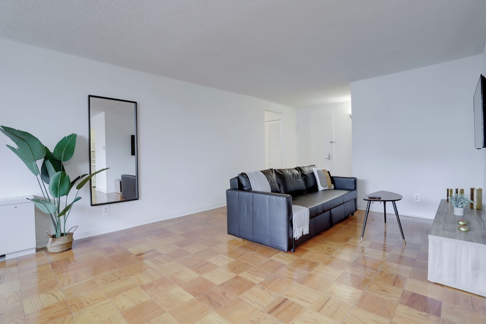 Convenient Apt Near Airport