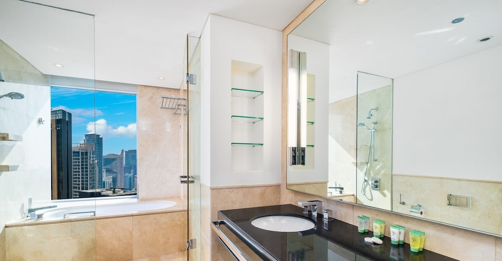 LUX The JW Marina Studio 4