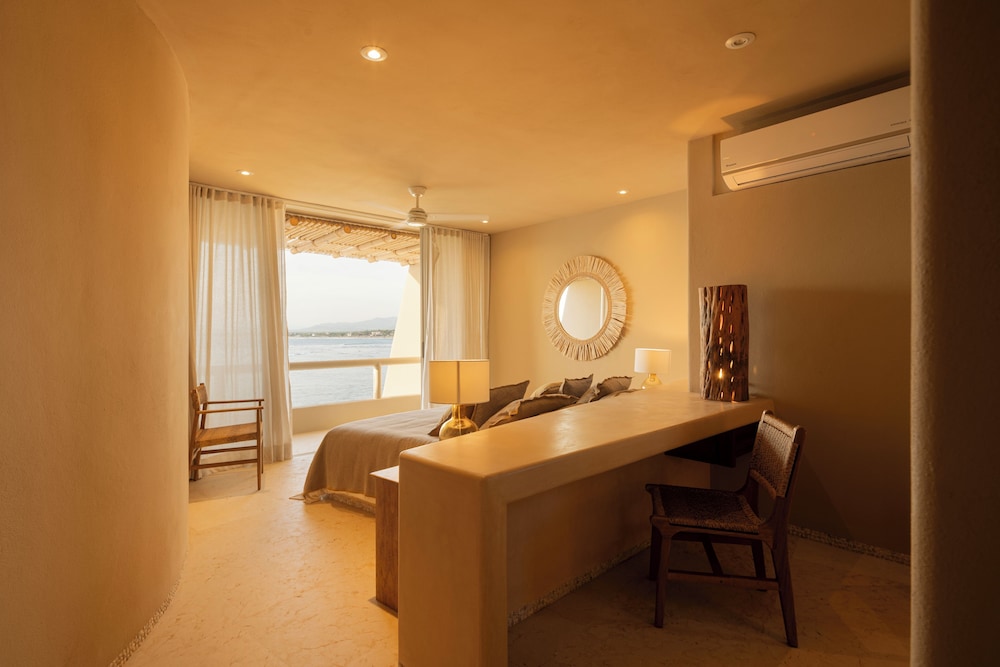 Beachfront Condo Los Panchos 301