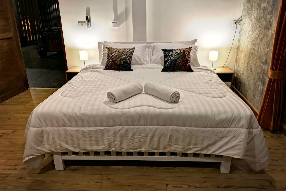 Tonmai Suites