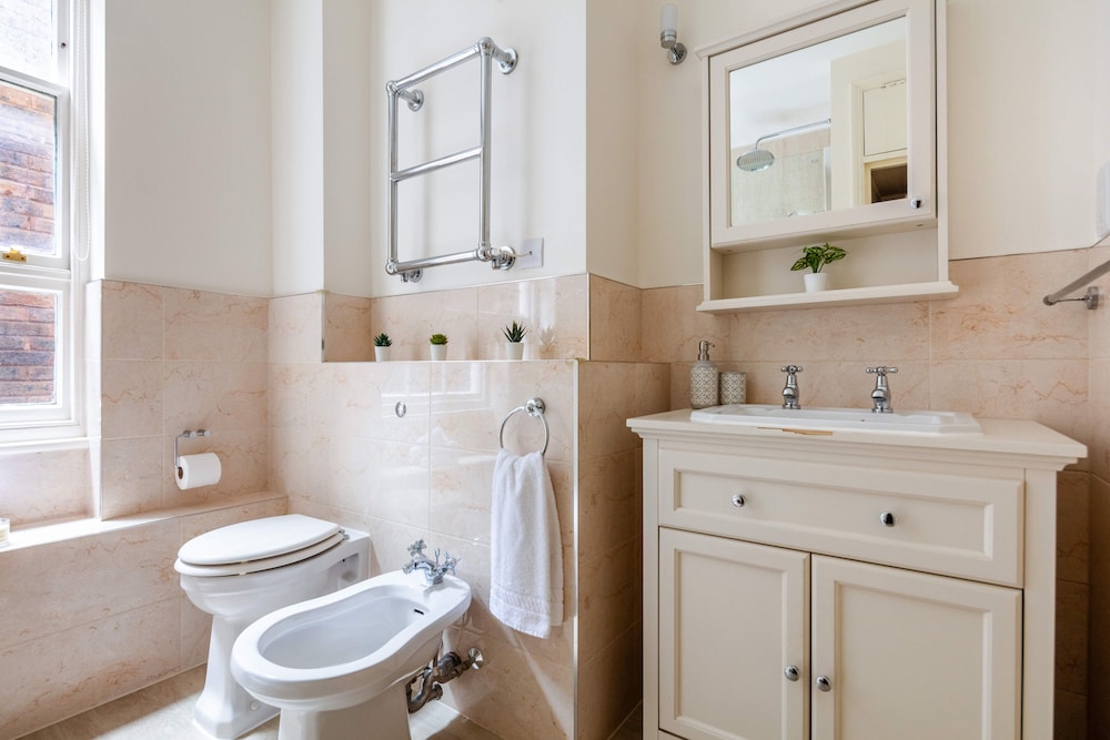 Stylish 3BR 2BA in Mayfair by Hyde Park