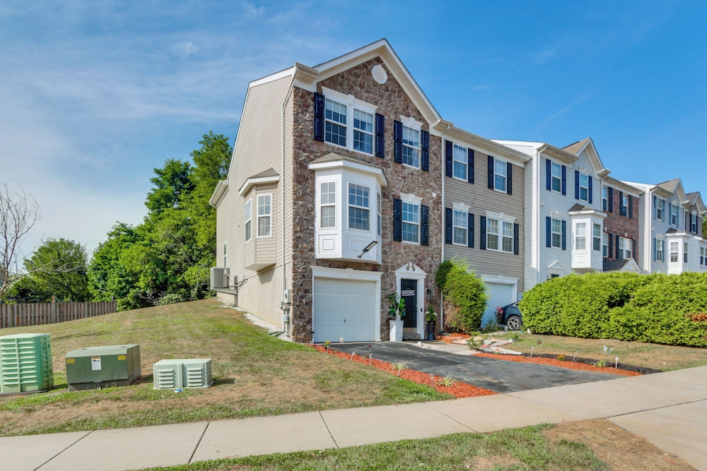 < 2 Mi to Dtwn Hagerstown: Townhome w/ Fireplace