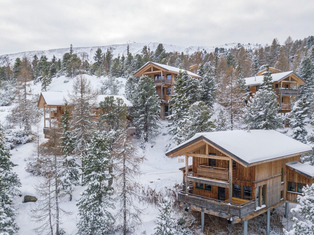 Lavish Chalet With Outdoor hot tub