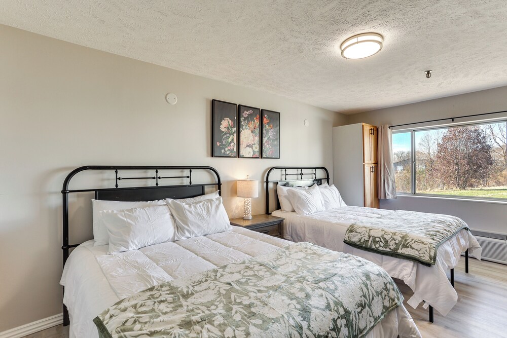 Golf, Shop, Tour & More: Oakland City Apartment