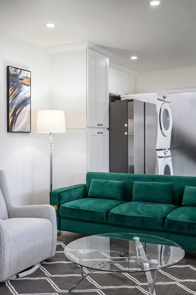 Foothills Oasis w Private Balcony Free Parking 3