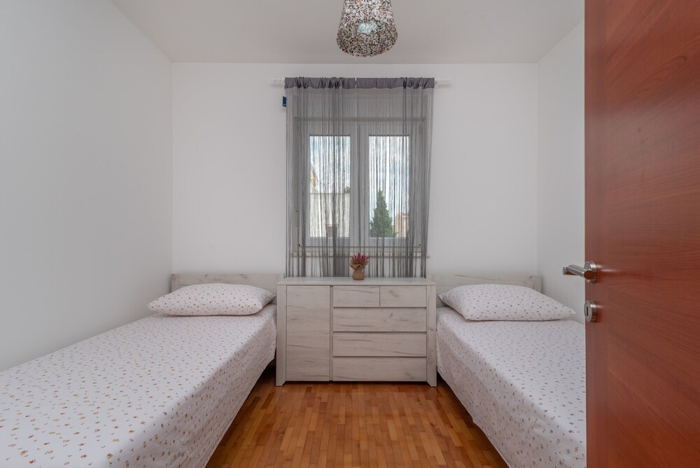 Modern apt w. Terrace, 2 min Walk to the Beach photo 2